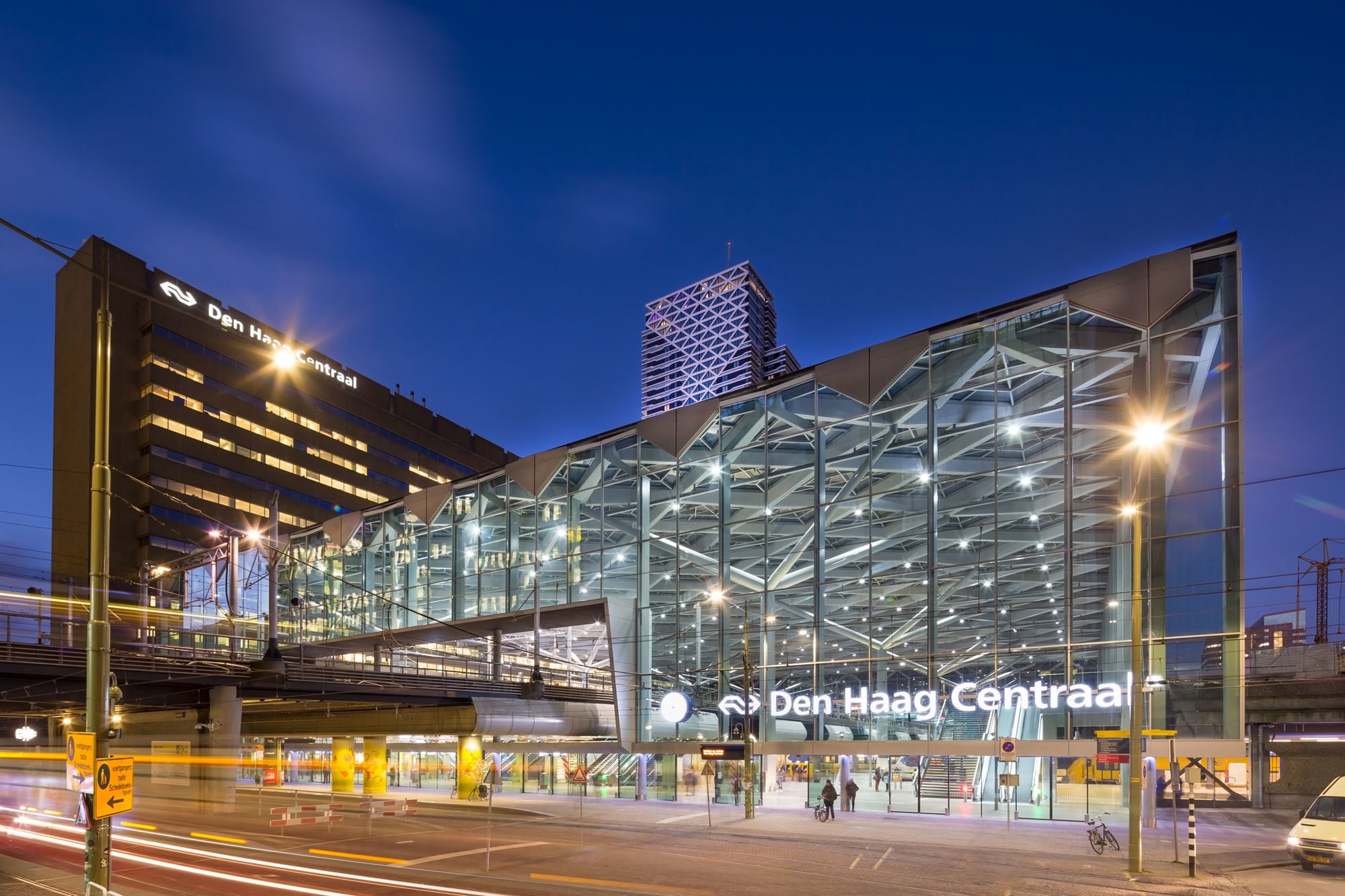 Benthem Crouwel Architekten konzipierten den Bahnhof als überdachten städtischen Platz (Südansicht)