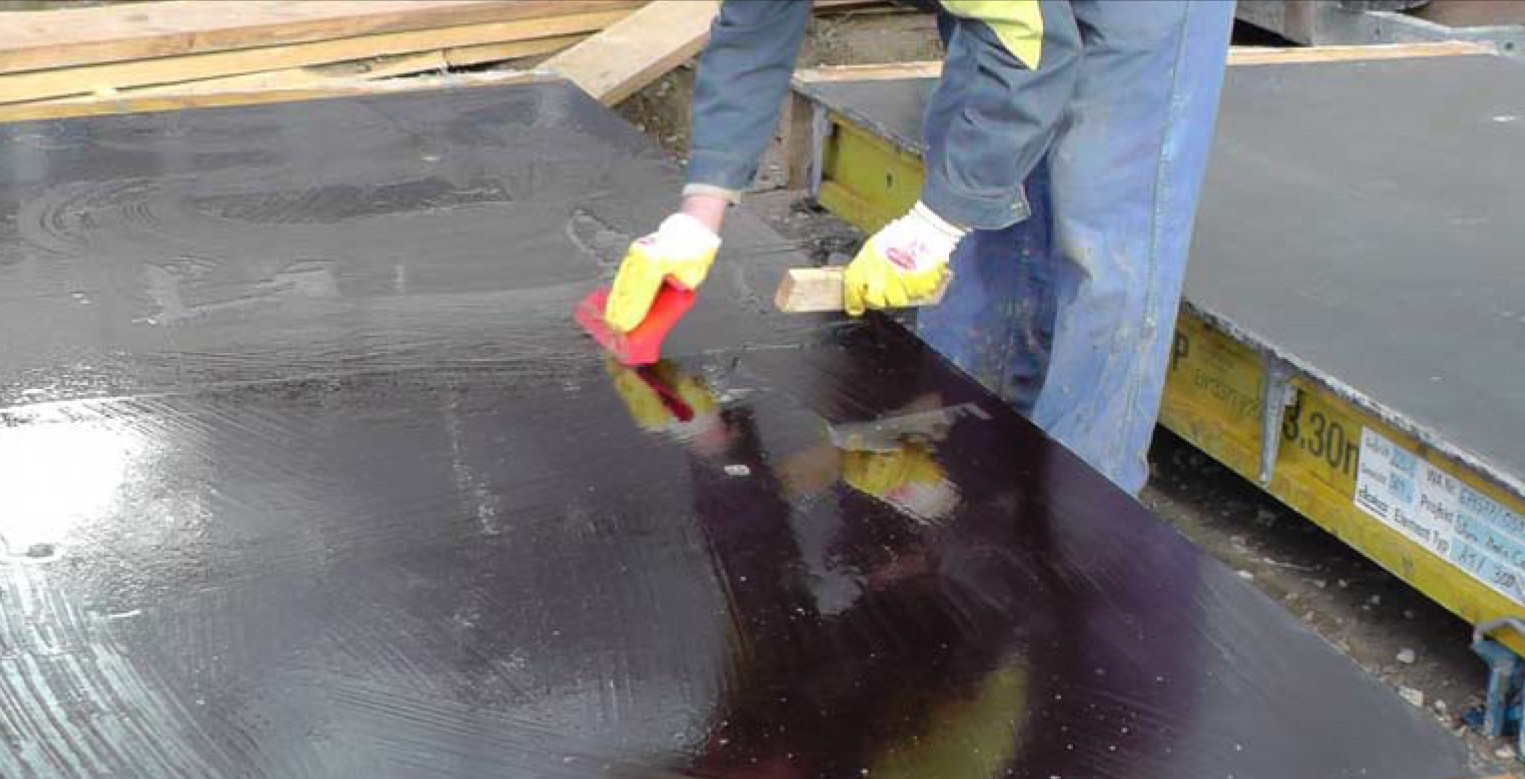 Nach dem Ausschalen einzelner Betonierabschnitte kommt es bauablaufbedingt zur Zwischenlagerung der Schalung. Hierzu ist sie für den nächsten Betonierabschnitt mit schalungshautschonenden Werkzeugen zu reinigen