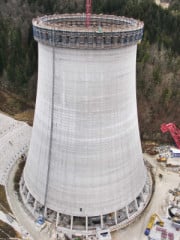 Kühlturm in der Endphase der Stahlbetonarbeiten für den Turm