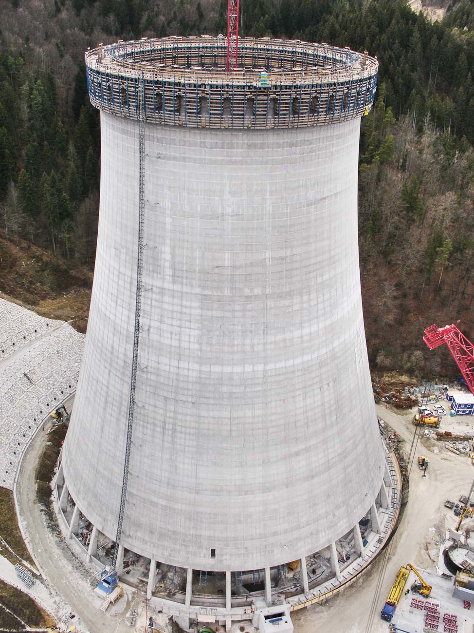 Kühlturm in der Endphase der Stahlbetonarbeiten für den Turm