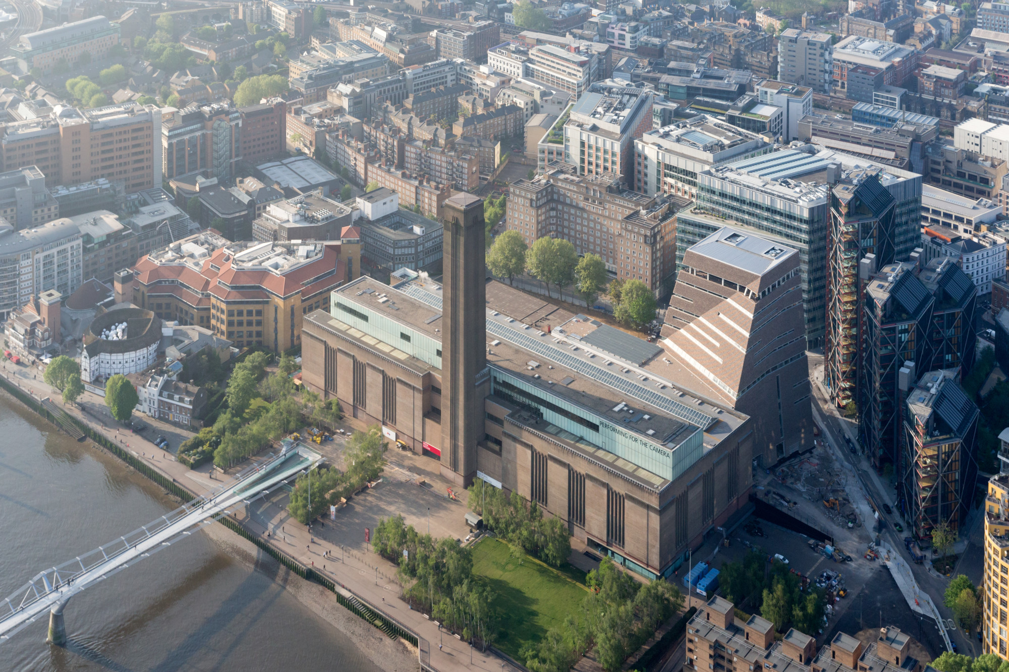 64 Meter ragt der Anbau von Herzog & de Meuron in die Höhe