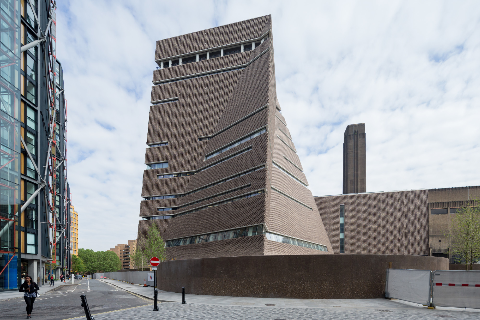 Der Anbau Switch House dockt an der flussabgewandten Seite an die Tate Modern an
