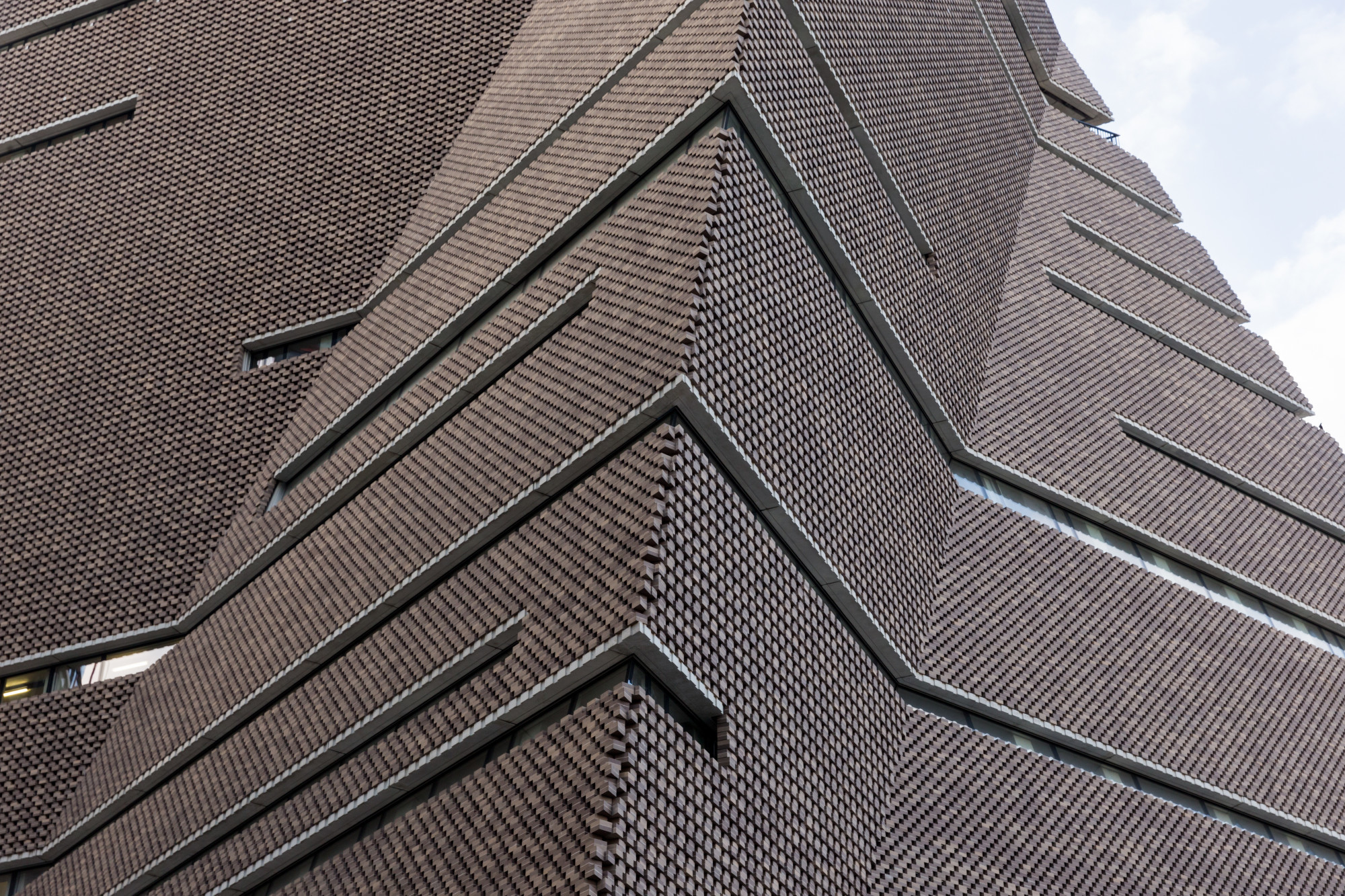 Schlitzartige, horizontale Fensterbänder gliedern die Fassade