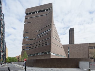 Blick vom nördlichen Themseufer auf das Ensemble des Museums für zeitgenössische Kunst