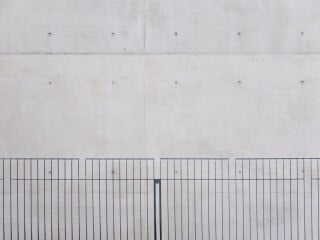 Ankerlöcher in der Sichtbetonfassade des Bundeskanzleramts in Berlin, Architekten: Axel Schultes und Charlotte Frank, Berlin