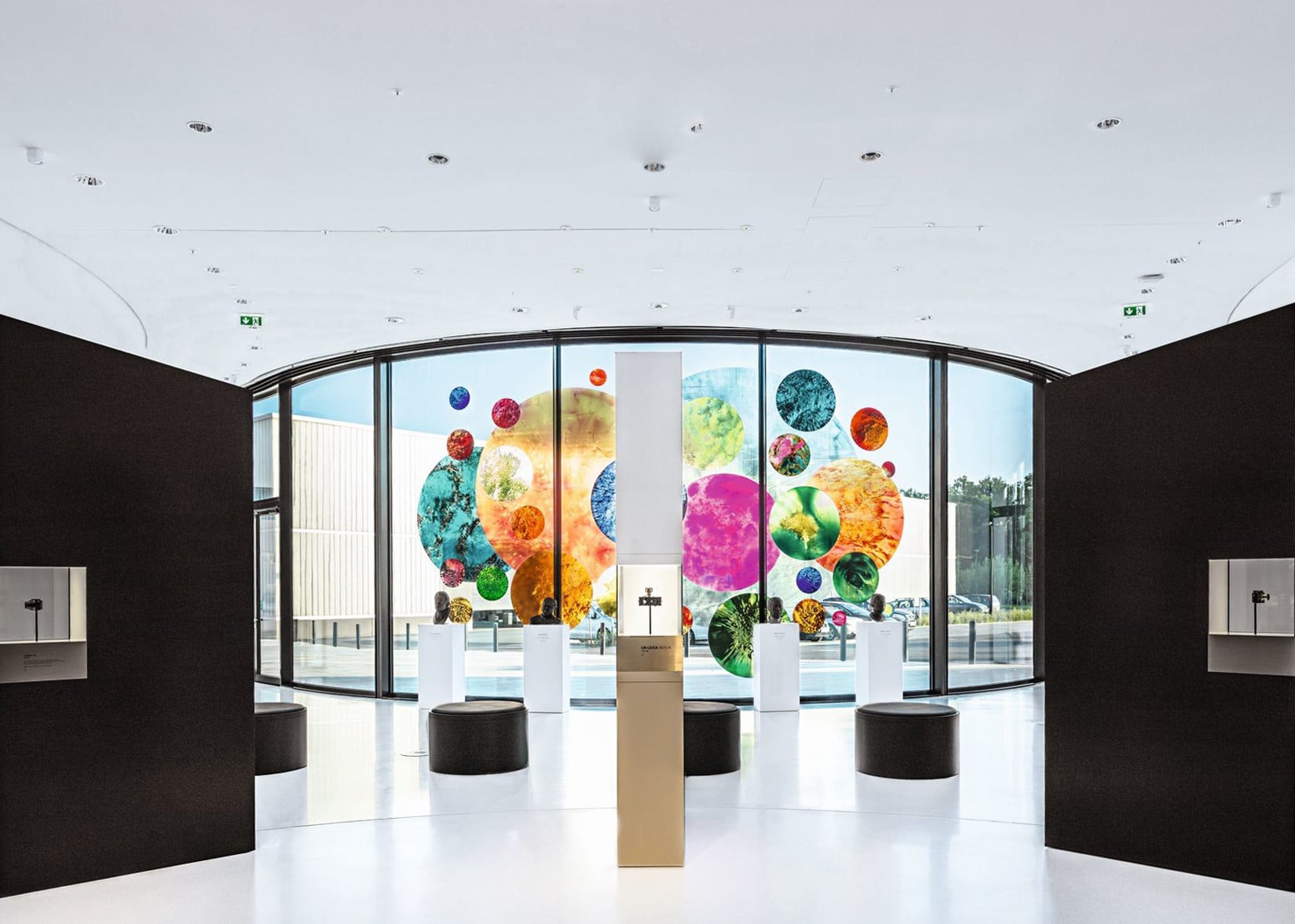 Das Kunstwerk von Alfons Alt wurde auf die zylindrisch gekrümmte Isolierverglasung der Fassade geklebt