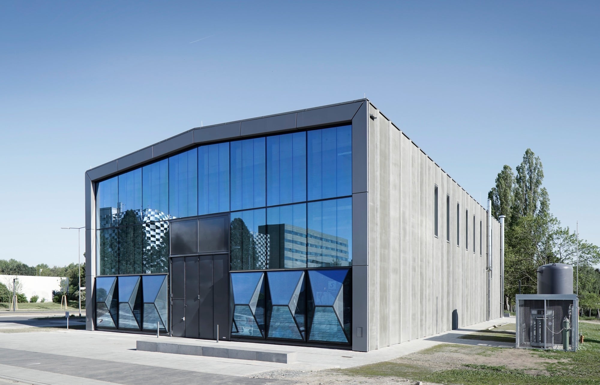 Highlight der Südfassade sind die parametrisch erzeugten Glaselemente im unteren Fassadenabschnitt