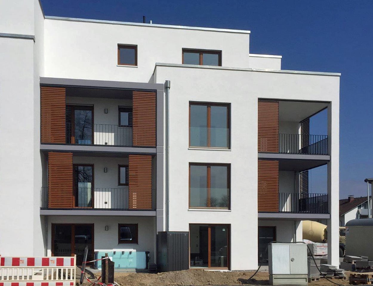 Beim Produkt to|safe wird die Absturzsicherung in die Führungsschienen des Sonnenschutzes integriert, aufgrund dieser Bauweise sind keine Befestigungselemente sichtbar