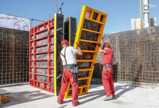 Beispiel einer Rahmenschalung aus Aluminium (gelbe Rahmen) und Stahl (rote Rahmen)