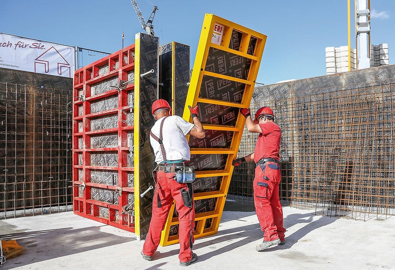 Beispiel einer Rahmenschalung aus Aluminium (gelbe Rahmen) und Stahl (rote Rahmen)