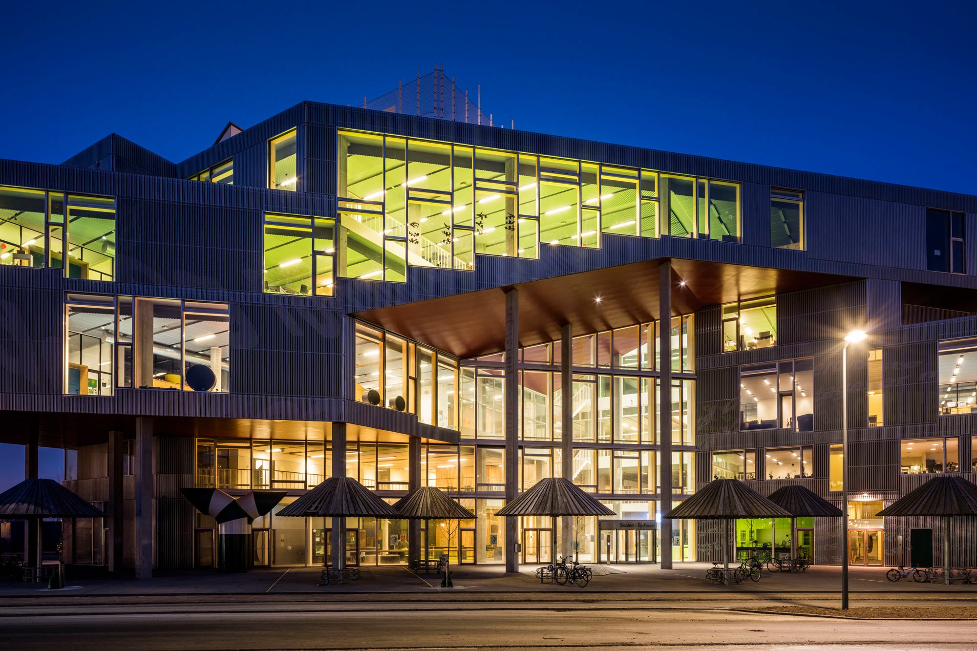 Die Eingangsseite der Schule samt zurückliegendem Atrium ist dem Wohnquartier zugewandt (Westansicht)