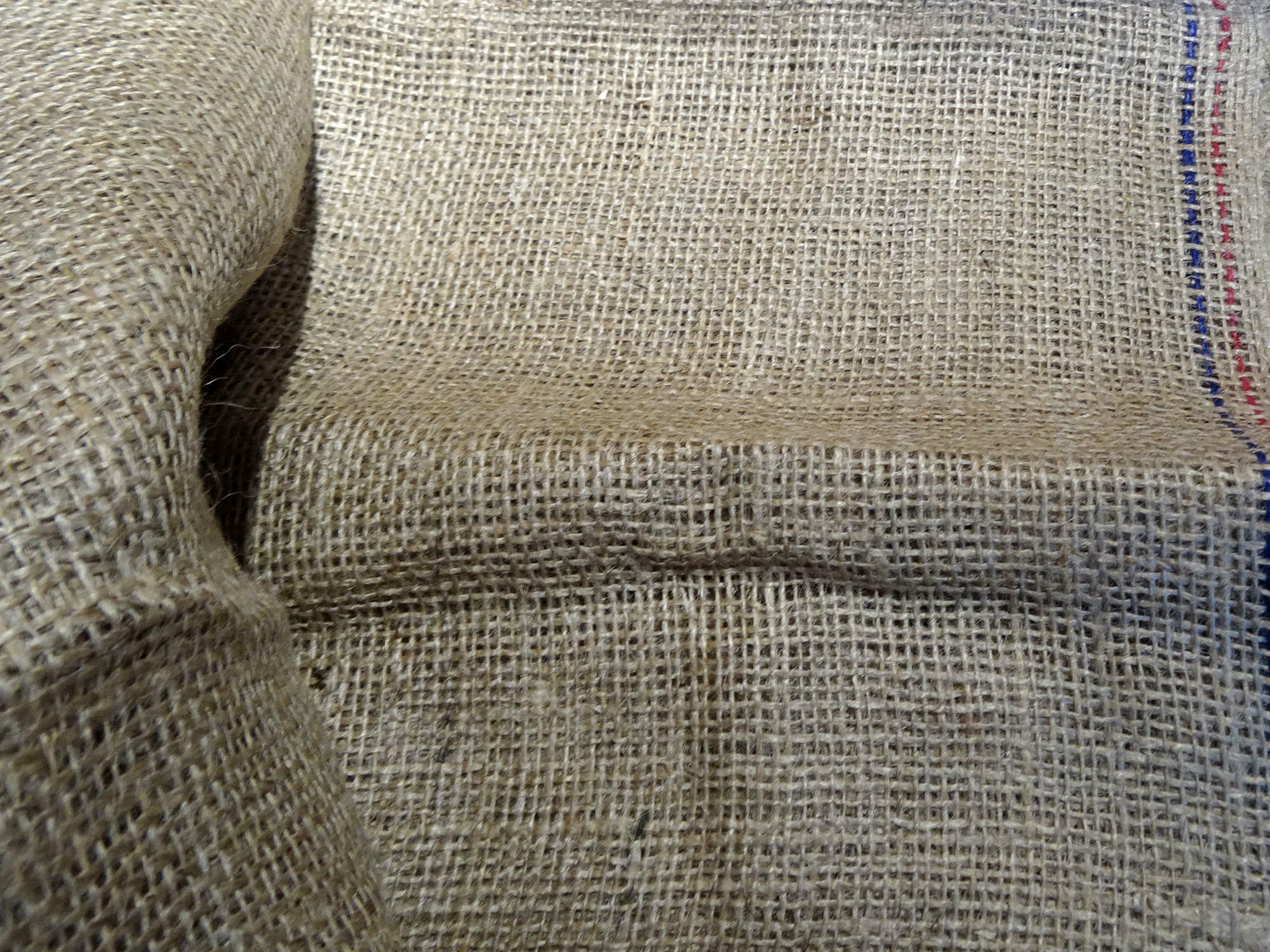 Bevor sie zu Dämmstoffen verarbeitet werden, haben Jutefasern meist ein erstes Leben als Kakao- oder Kaffeesack hinter sich.