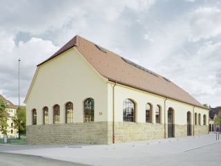 Die einstige Reithalle bildet den Gebäudeabschluss an einem Eingang zum ehemaligen Kasernenhof (Nordansicht vom Hof)