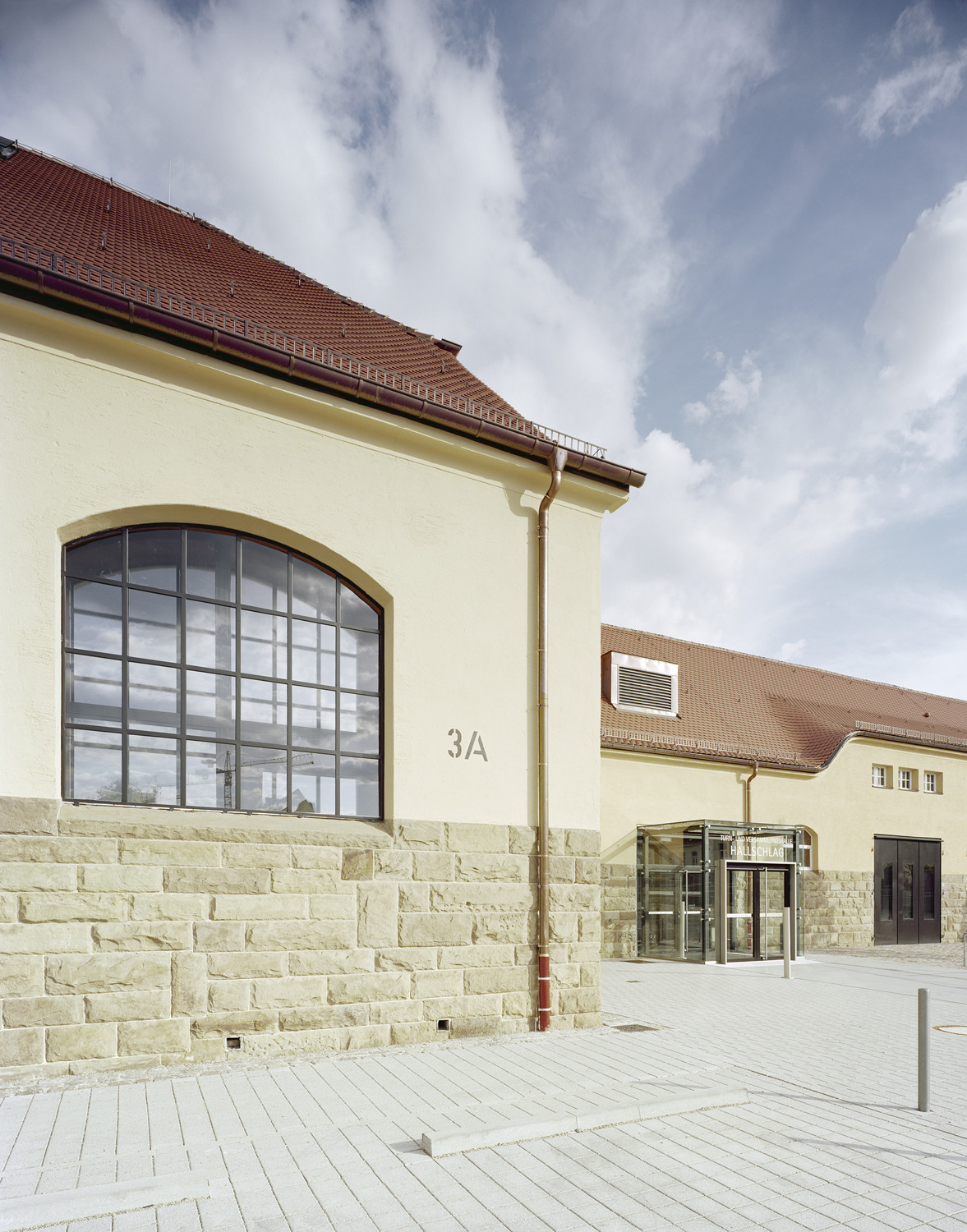Die äußeren Sprossenfenster sind einfachverglast (rechts im Bild der barrierefreie Zugang vom Hof)