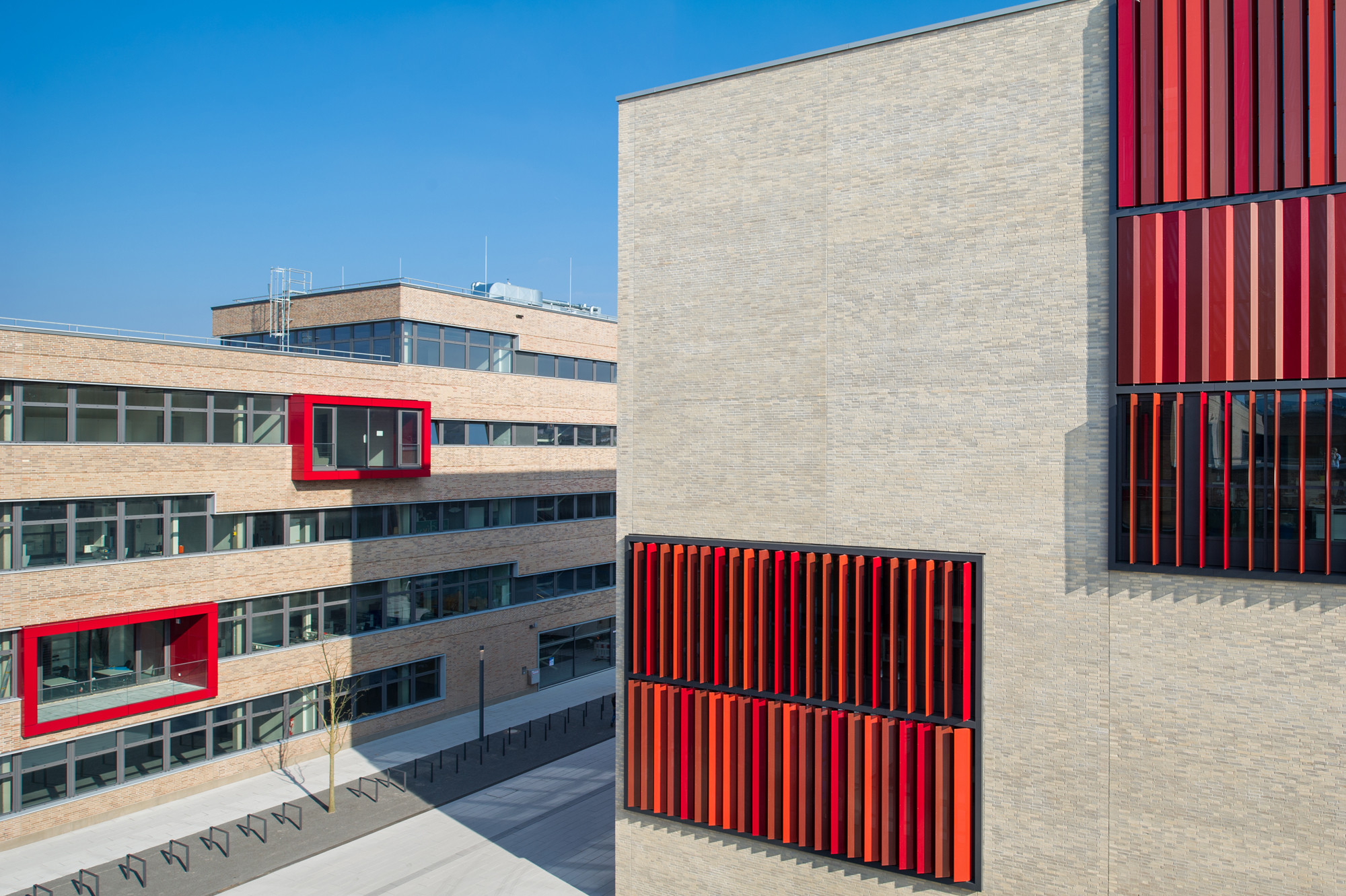 Der annähernd würfelförmige Bibliotheksbau ist das höchste Gebäude der Anlage
