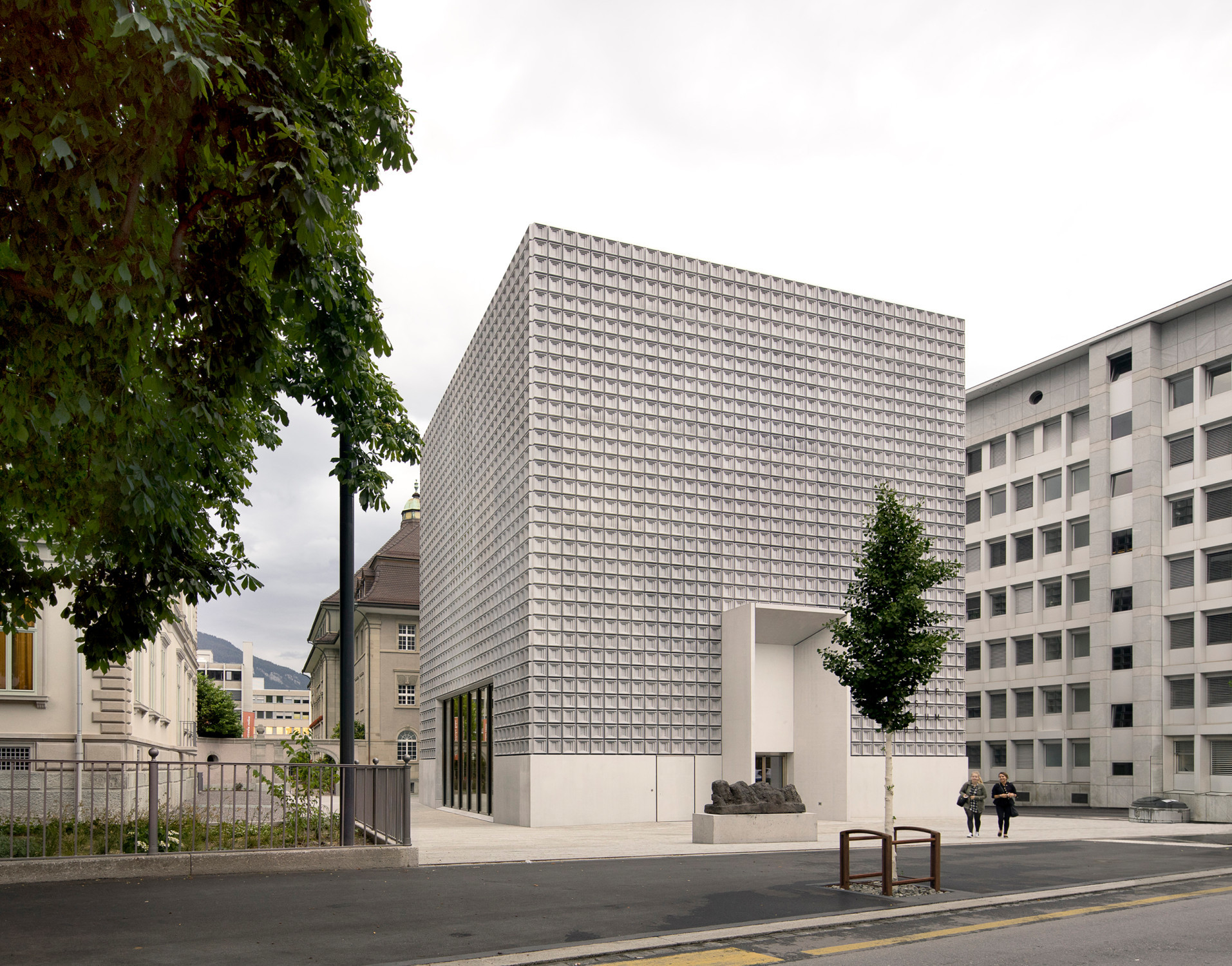 Für die Gestaltung des Haupteingangs orientierten sich Barozzi Veiga am Altbau