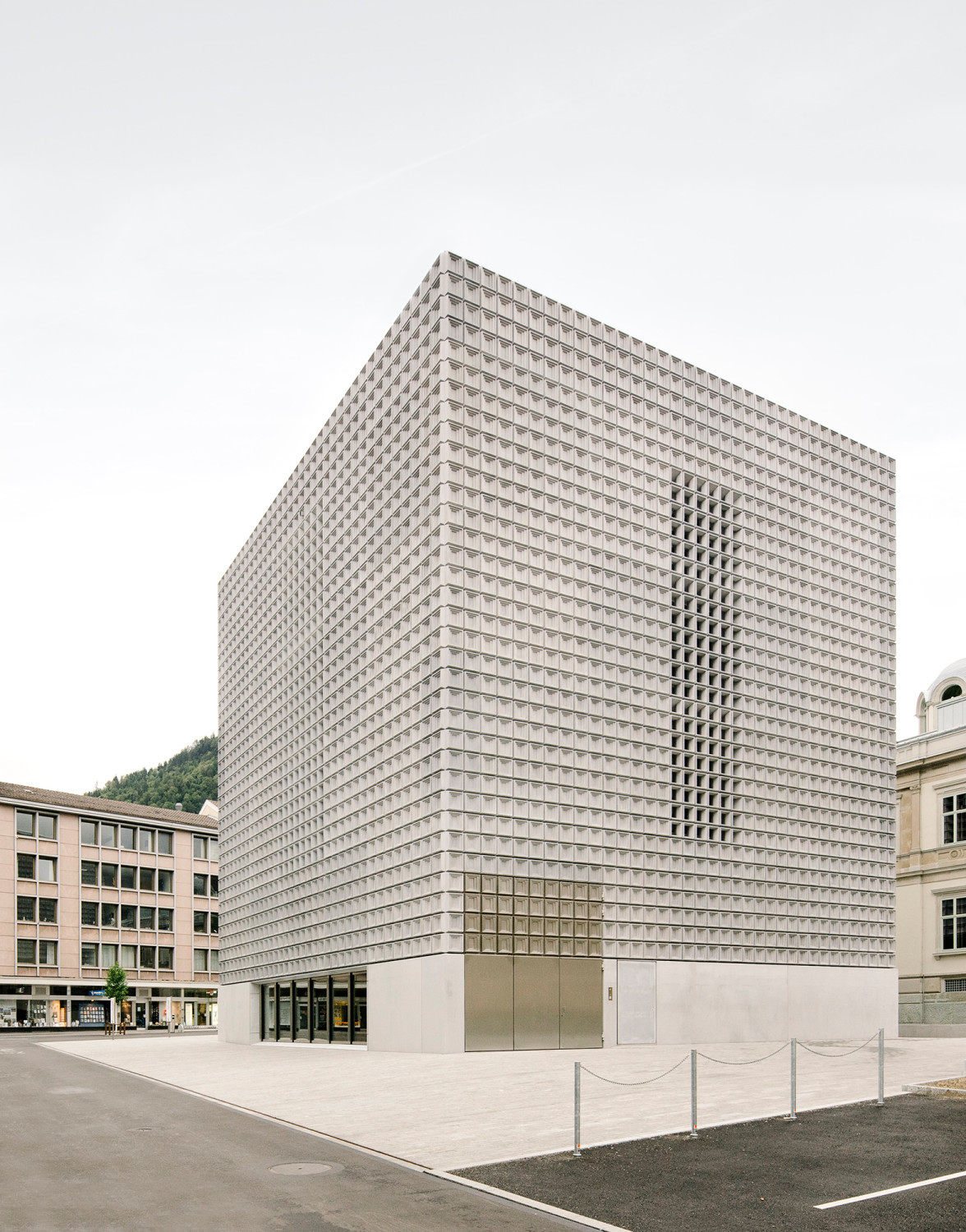 Mithilfe von Strukturmatrizen wurden die kassettierten Betonfertigteile hergestellt
