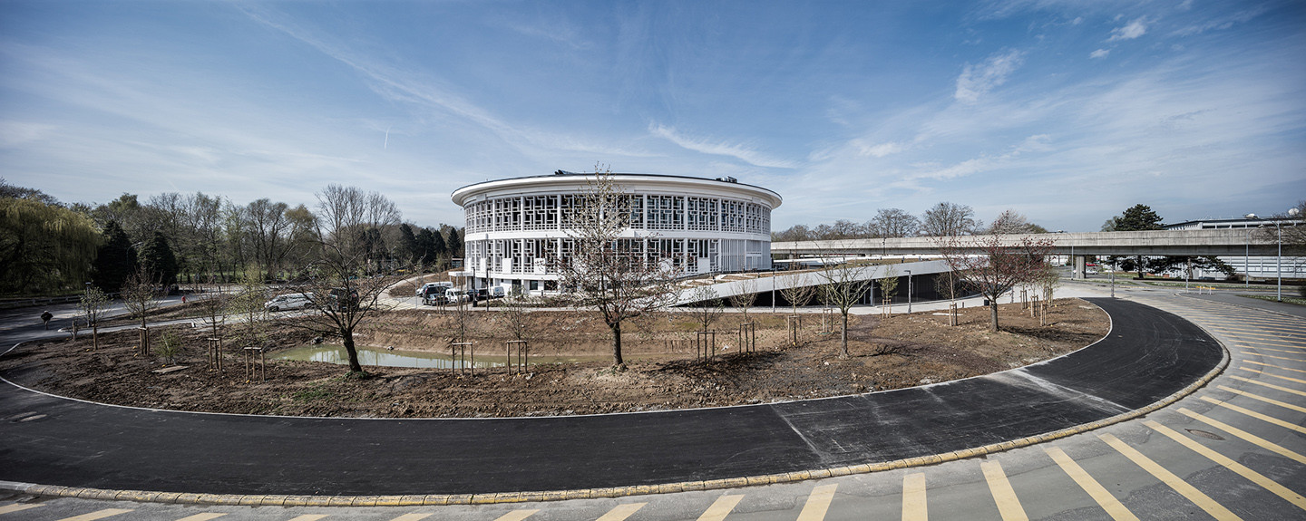 Der zeichenhafte Bibliotheksbau entstand nach einem Entwurf des Architekten Noël Le Maresquier in den 1960er-Jahren