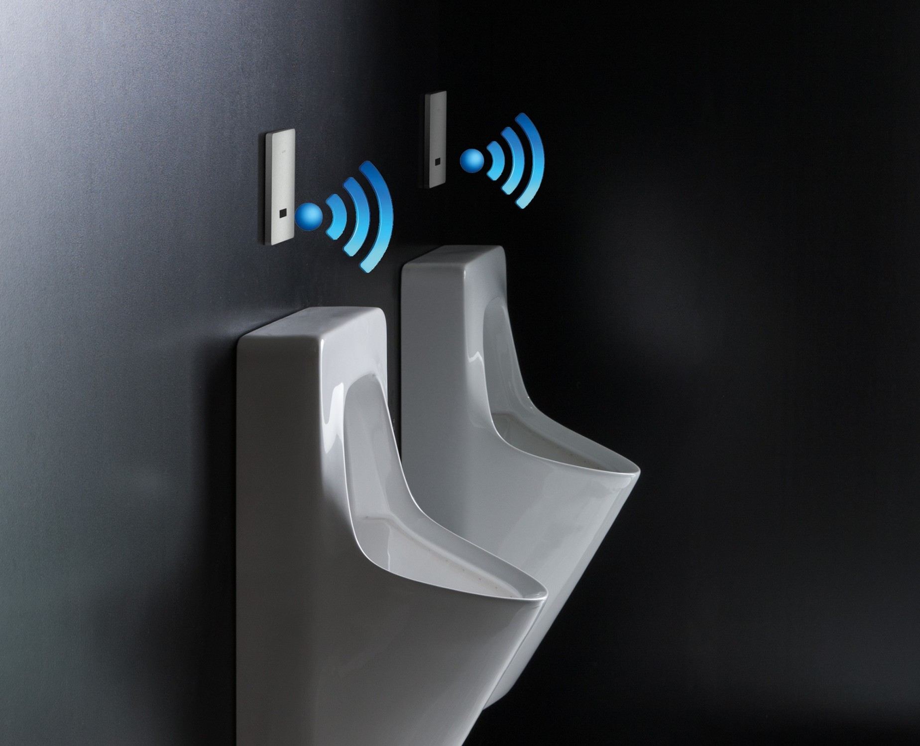 Die Abdeckplatte der Urinalsteuerung ist mit einem IR-Sensor und Bluetooth-Adapter ausgestattet 