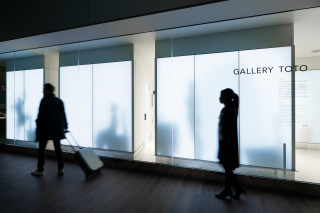 Die Sanitäranlagen befinden sich gegenüber der Warte- und Servicezone in der Sky Lounge im Terminal 2 des Flughafens