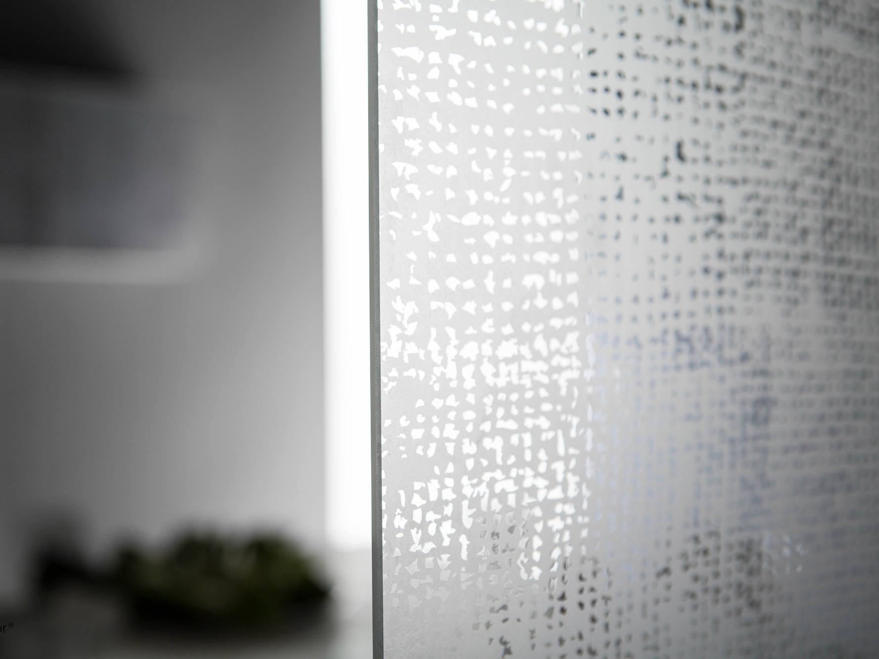 Das satinierte Floatglas Fabric erinnert an ein textiles Patchwork-Muster