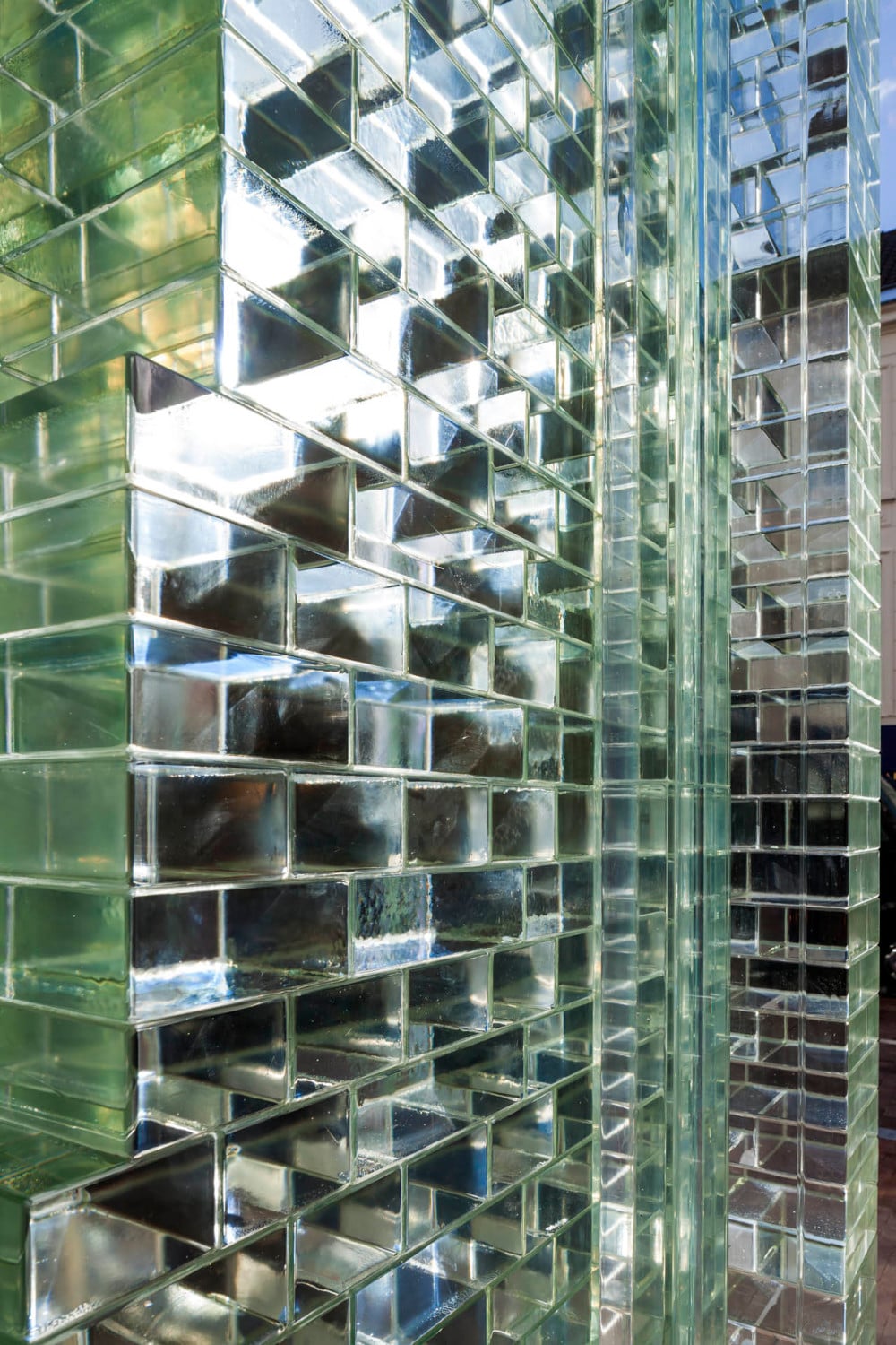 An die optische Qualität der aus Weißglas gefertigten Steine wurden extrem hohe Anforderungen definiert