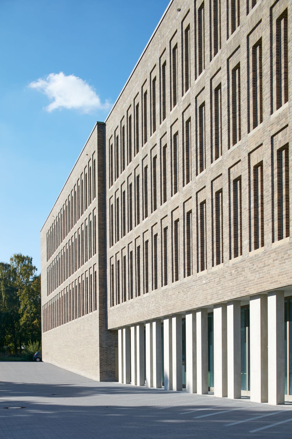 Zwei leichte Versprünge an der Nord- und Südfassade gliedern den lang gestreckten Baukörper
