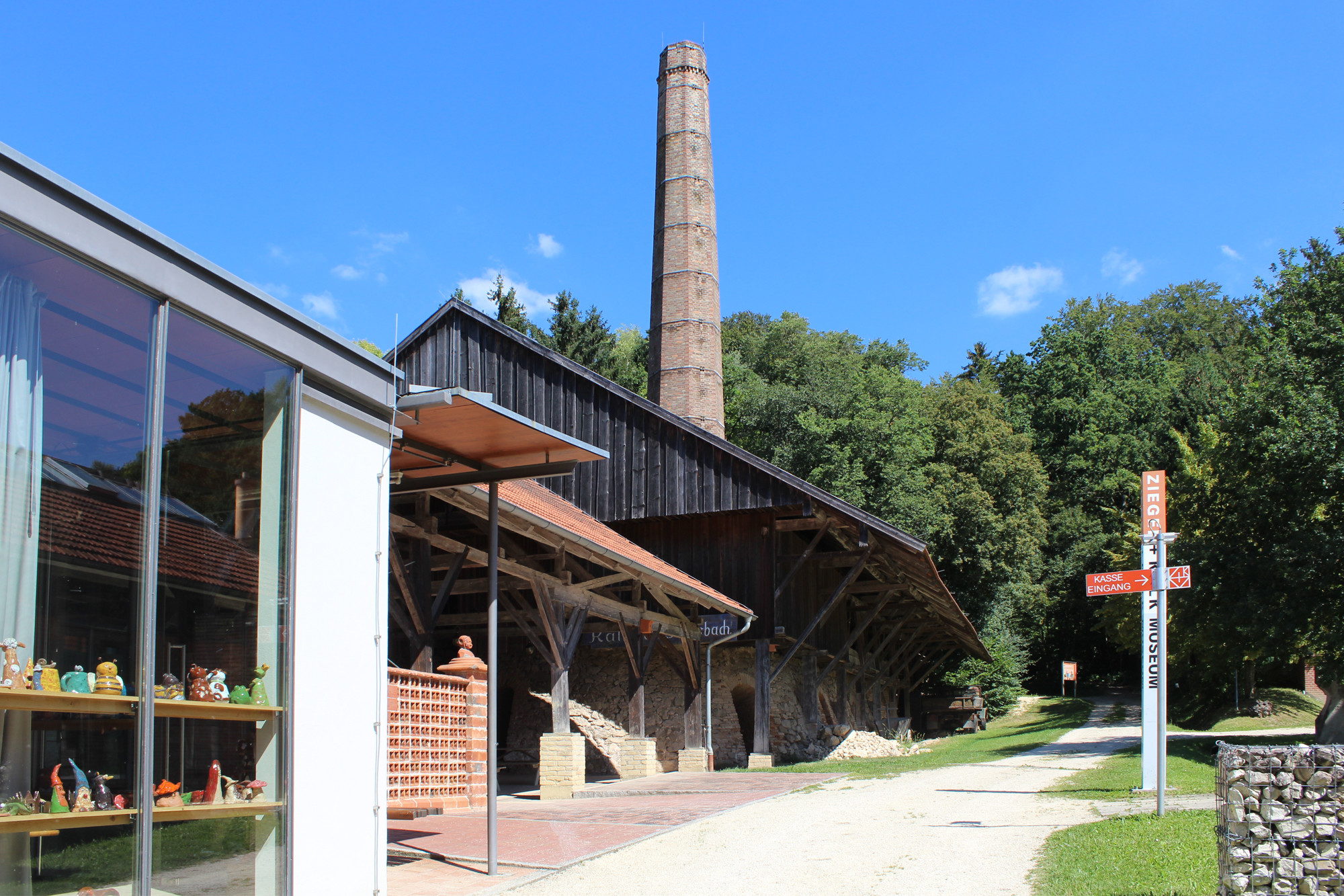 Eine komplette Ziegelei mit Lehmgrube, ein Kalksteinbruch, ein römischer Ziegelbrennofen, ein Steinbackofen sowie ein nachgebauter Ziegelbrennofen und ein Kalkbrennofen sind auf dem Freigelände zu besichtigen
