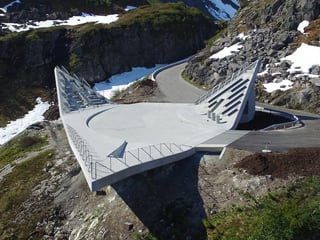 Mit ihren nach oben gefalteten Ecken bietet die Plattform auf dem Gaularfjellet (= Pass über den Berg Gaular) Ausblicke in jede Richtung