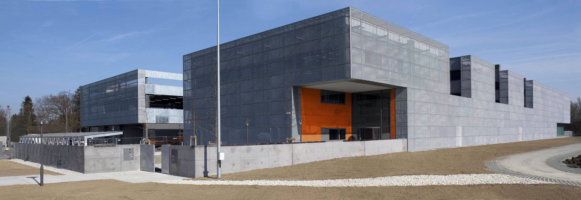 Jeder Gebäuderiegel ist 125 Meter lang und von einer Fassade aus Streckmetall umhüllt