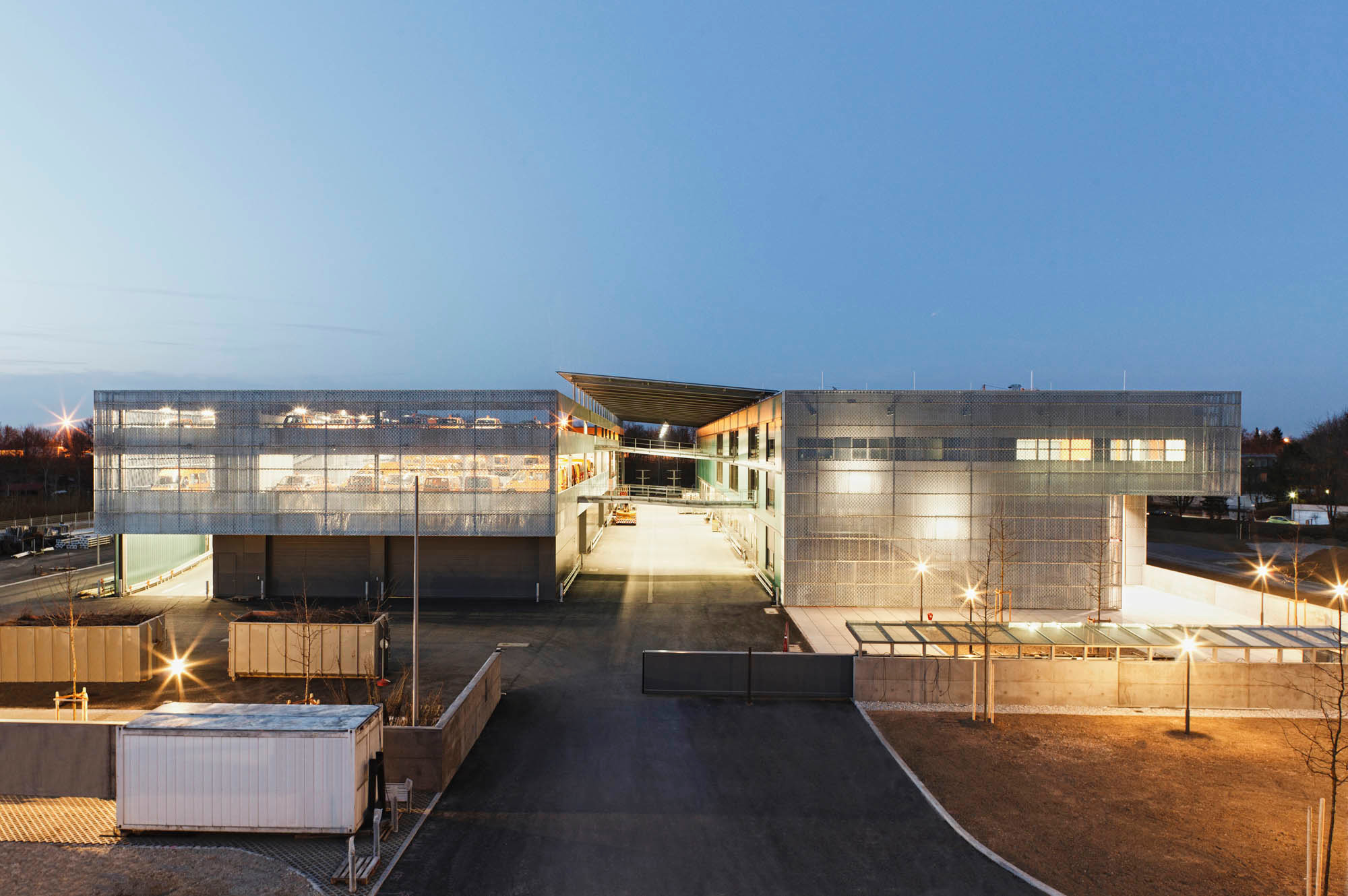 Im Warmhaus (rechts) befinden sich die Verkehrsleitzentrale, Büros und ein Hochregallager, im Kalthaus (links) ein Kranlager und Parkplätze