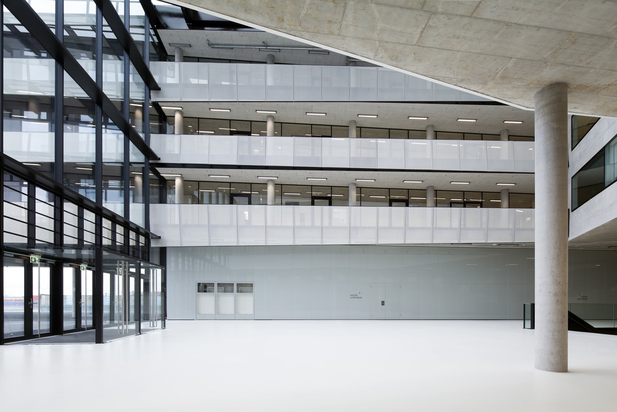 Das Foyer im 1. Obergeschoss kann bei größeren Veranstaltungen mit der Aula zusammengeschaltet werden