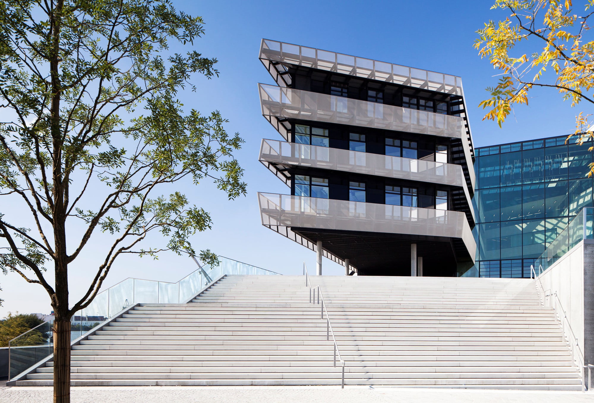 Großzügige Treppenanlagen und Terrassen verbinden das Gebäude mit der Promenade
