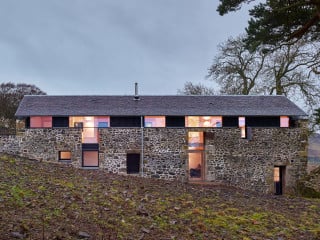 Weil sich Boden und Dach des Altbaus nicht erhalten ließen, setzten die Architekten eine neue gedämmte Holzkonstruktion ins alte Gemäuer wie in ein gemachtes Nest – und ließen das Dach neu mit Schiefer eindecken (Südwestansicht)