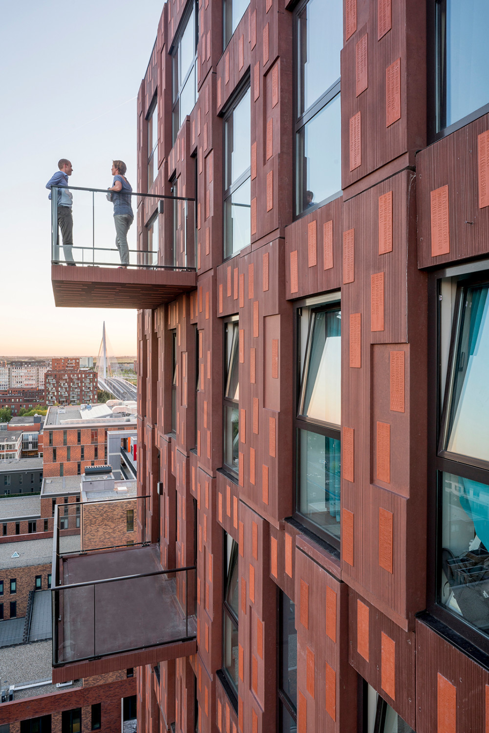 Das Markanteste des Gebäudes ist seine Fassade aus rotbraunen Betonelementen mit beschrifteten Keramikfliesen
