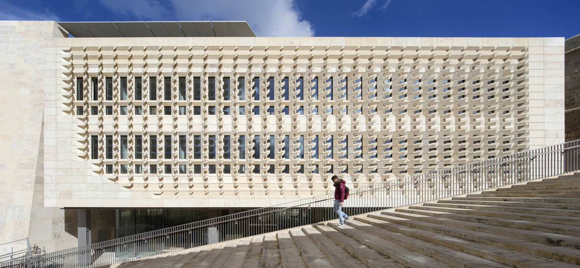 Die Fassade des Parlamentsgebäudes ist mit dem hellen Kalkstein der Nachbarinsel Gozo verkleidet