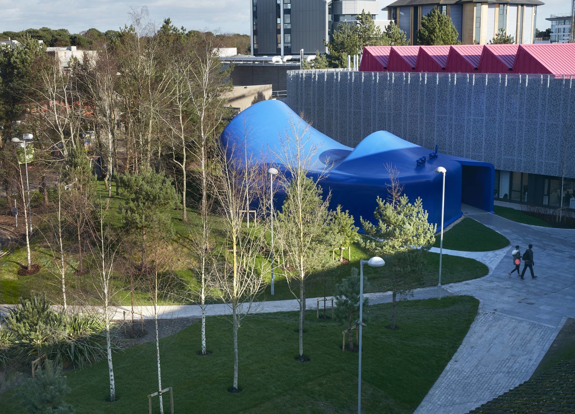 Die Gebäudehülle besteht aus einer Monocoque-Stahlblechkonstruktion