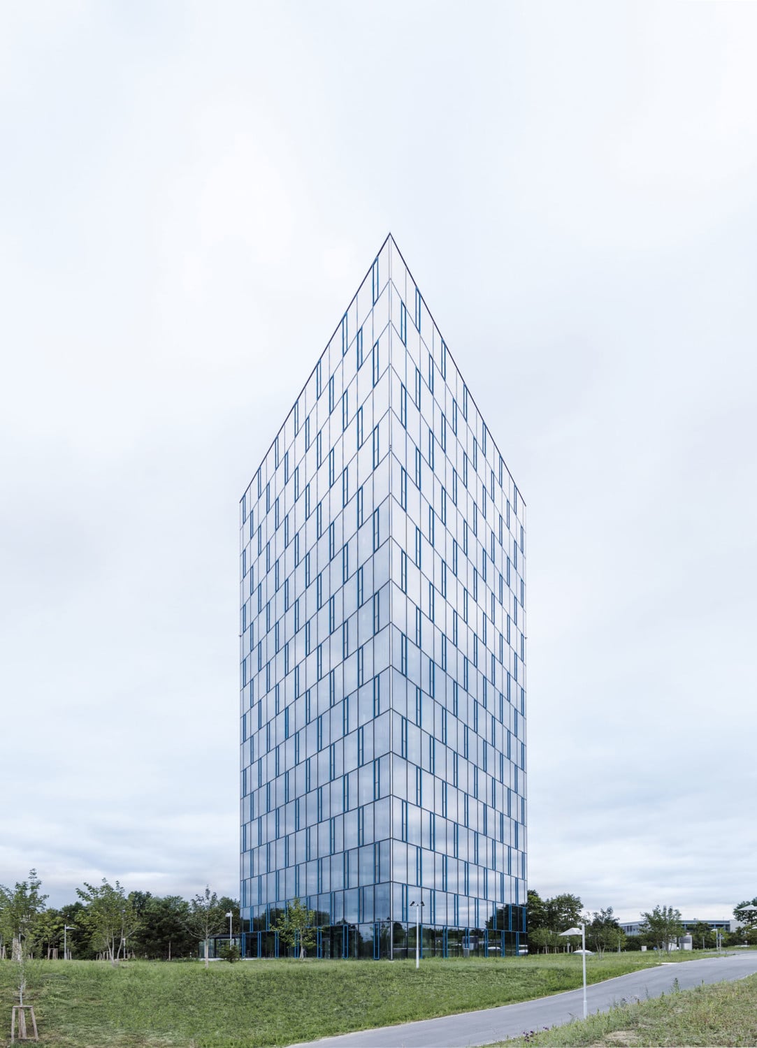 Mit einer für die Umgebung ungewöhnlichen Höhe von 67 Metern ist der Neubau eine weithin sichtbare Landmarke