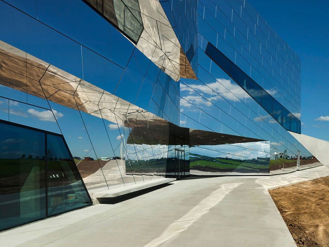 Das Paläon Forschungszentrum in Schöningen (Architekten Holzer Kobler) erhielt eine spiegelnde Fassadenverkleidung mit Aluminium-Verbundplatten 