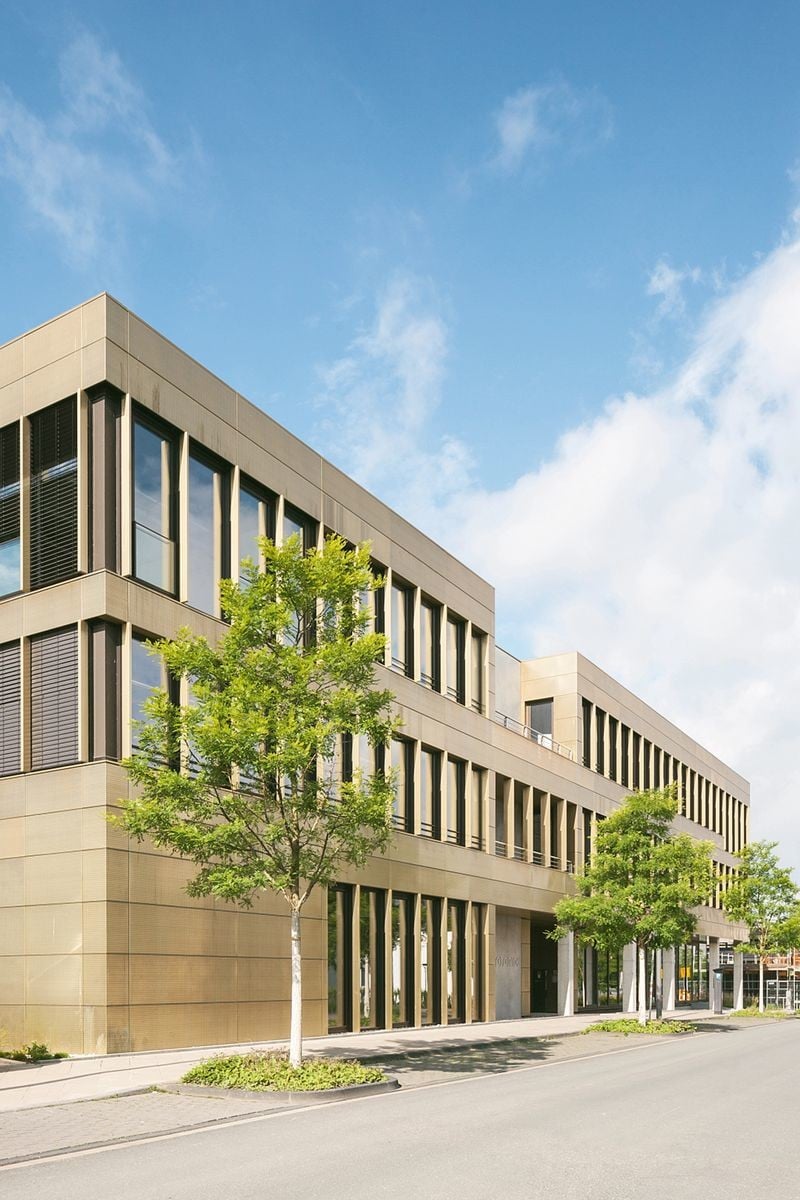 Der neue Formensitz von Microsonic erhebt sich in der Nähe des Südufers mit klarer Formensprache und einer prägnanten Fassade aus recyceltem, kupferhaltigem Blech, Stahl und Beton
