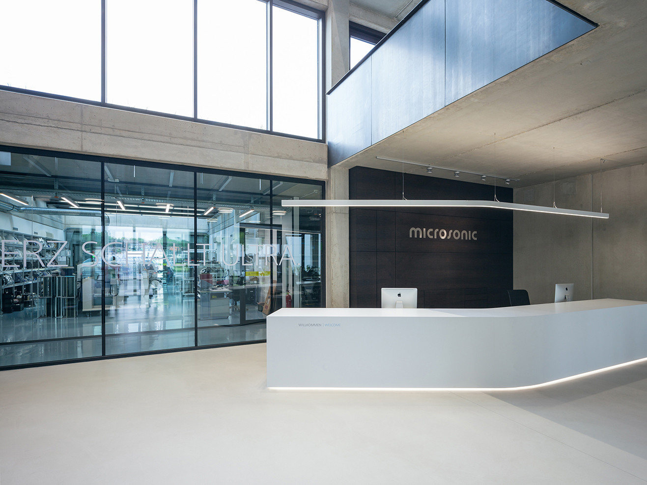 Transparenz und Vernetzung von Bereichen: Eine Glasfront gewährt freien Blick vom Foyer in die Produktion