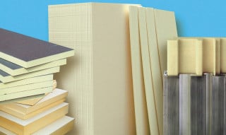 Von links: nach rechts Dämmplatten mit Alu-Deckschicht (oben) und Mineralvlies-Deckschicht (unten), PU-Blockschaum, Sandwichelement mit PU-Kern für ein Industrieleichtdach