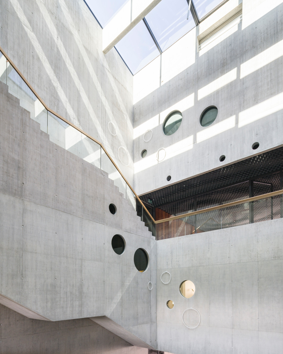 Im Zentrum des Gebäudes befindet sich ein großzügiges Atrium