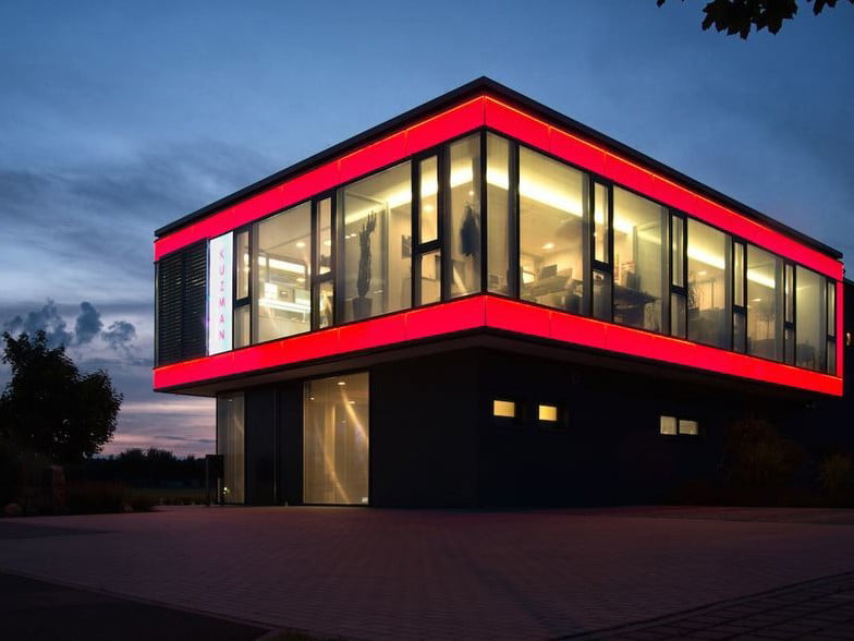 Ausgewählte Fassadenflächen lassen sich mit LED-Paneelen zum Leuchten bringen
