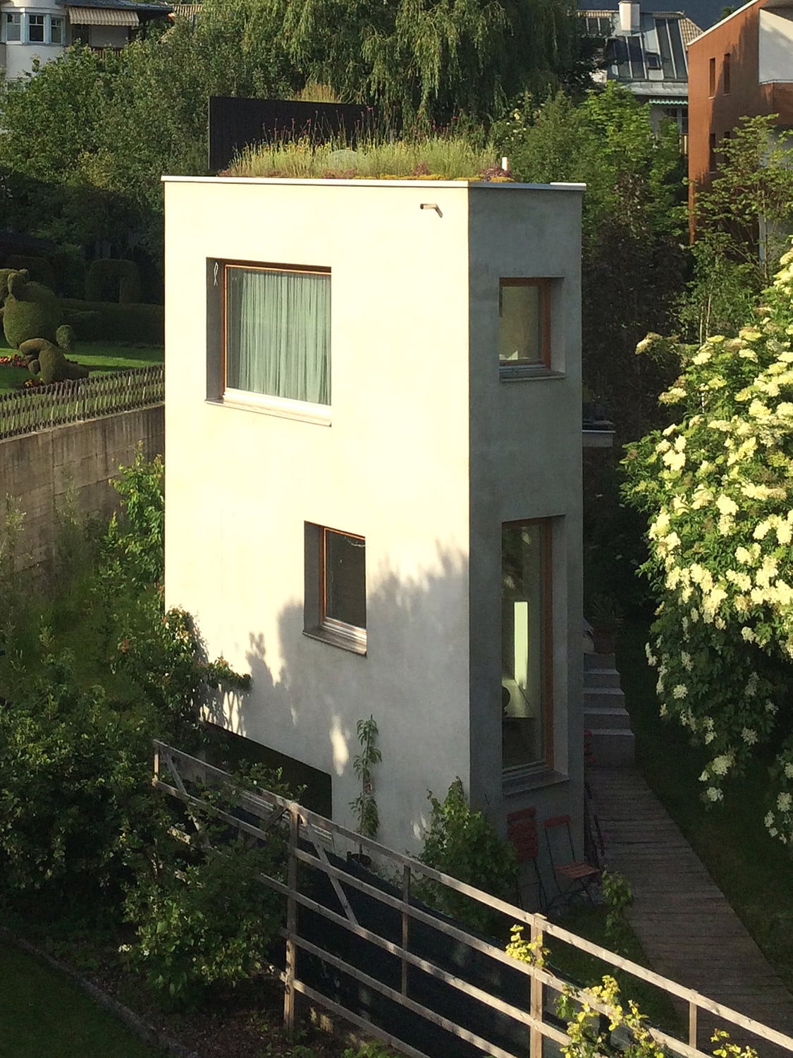 Große und kleine Fenster ermöglichen Ausblicke in alle Richtungen