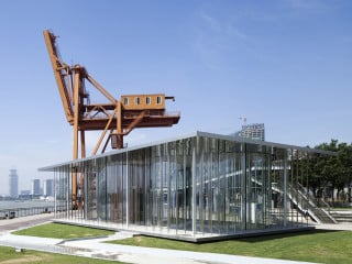 Hafenkran und Ausstellungspavillon bilden eine sehenswerte Einheit an der neuen Uferpromenade des Huangpu-Flusses