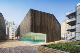 Die Form des Seminargebäudes ist von Scheunen inspiriert, wie sie im 19. Jahrhundert zwischen Pariser Wohnbauten üblich waren (Südansicht)