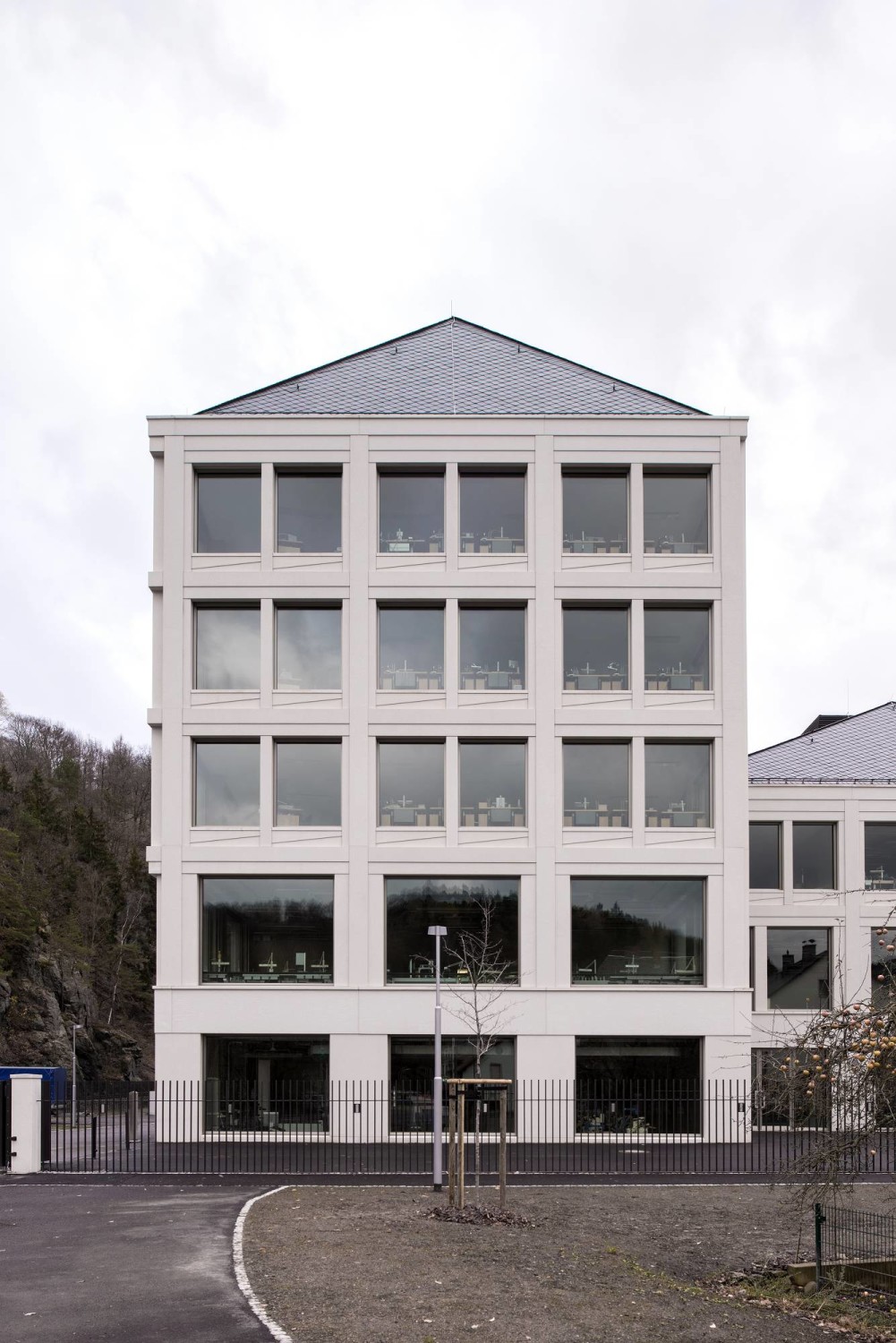 Nordseite des Atelierneubaus: großzügige Fenster prägen seine Fassade