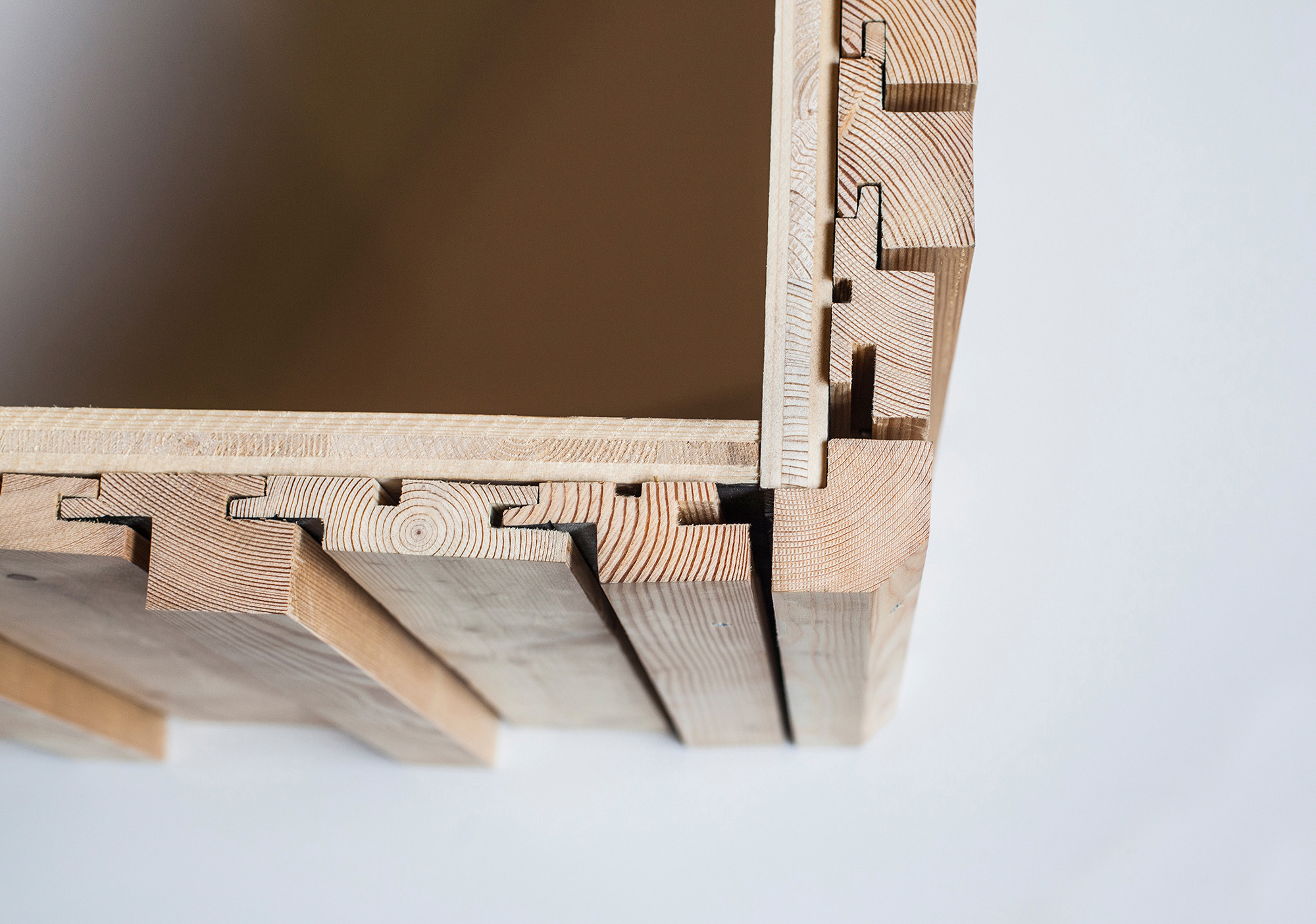Den Untergrund für die Profilbretter bilden in der Regel Holz- oder Metallprofile, in deren Ebene auch die Hinterlüftung der Fassade erfolgt