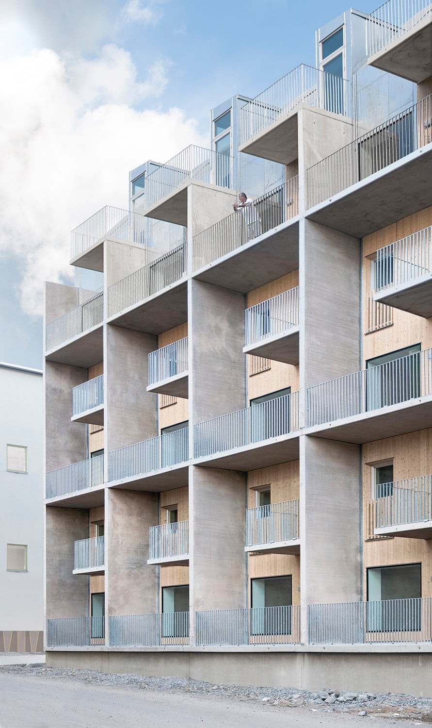 An der Westfassade lässt das Sichtbetonraster die Dimension einer jeden Wohnung erkennen